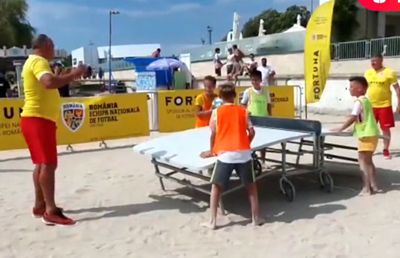Foștii internaționali iau lecții de teqball de la campioni » Eveniment inedit la București