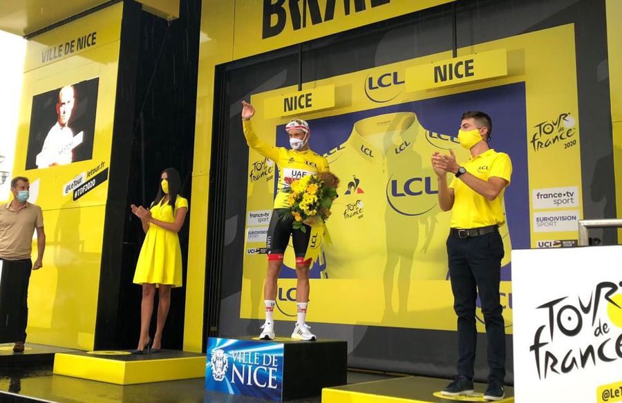 Kristoff pe podium, cu mască și cu prețiosul tricou galben Kristoff pe podium, cu mască și cu prețiosul tricou galben