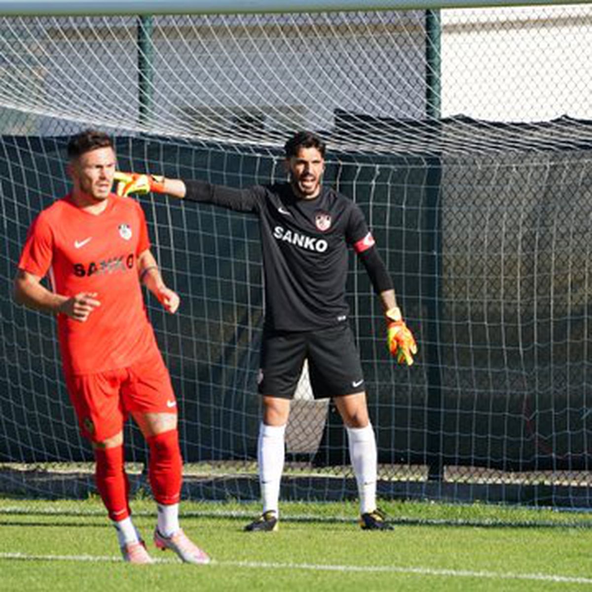 VIDEO Marius Șumudică, omul-spectacol! Antrenorul și-a uimit fotbaliștii cu mișcările de dans