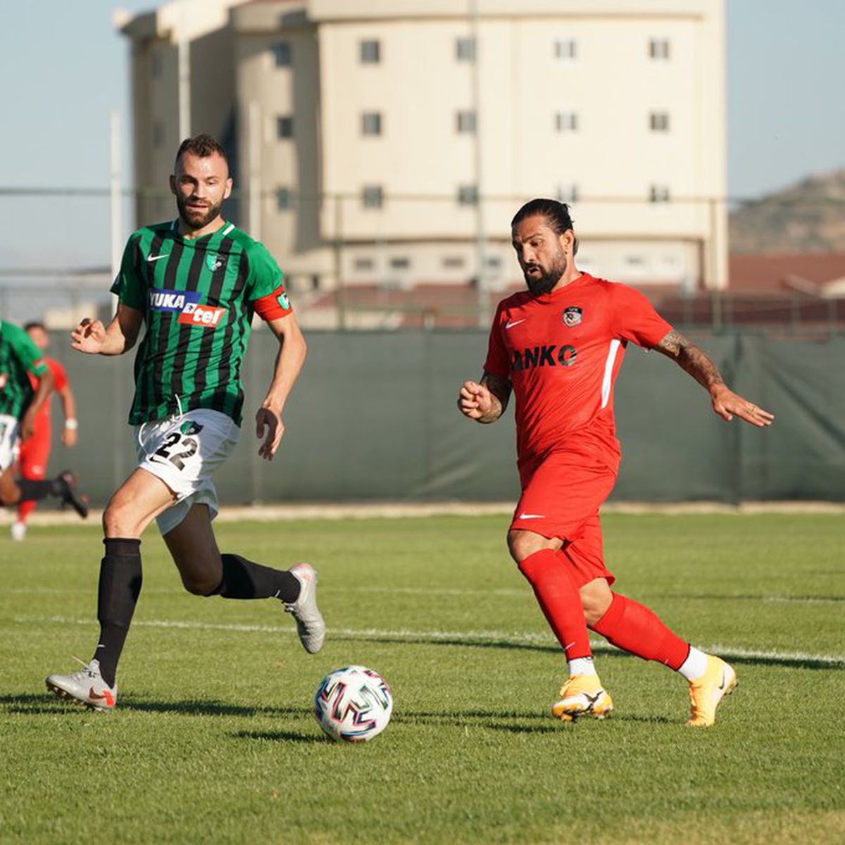 VIDEO Marius Șumudică, omul-spectacol! Antrenorul și-a uimit fotbaliștii cu mișcările de dans