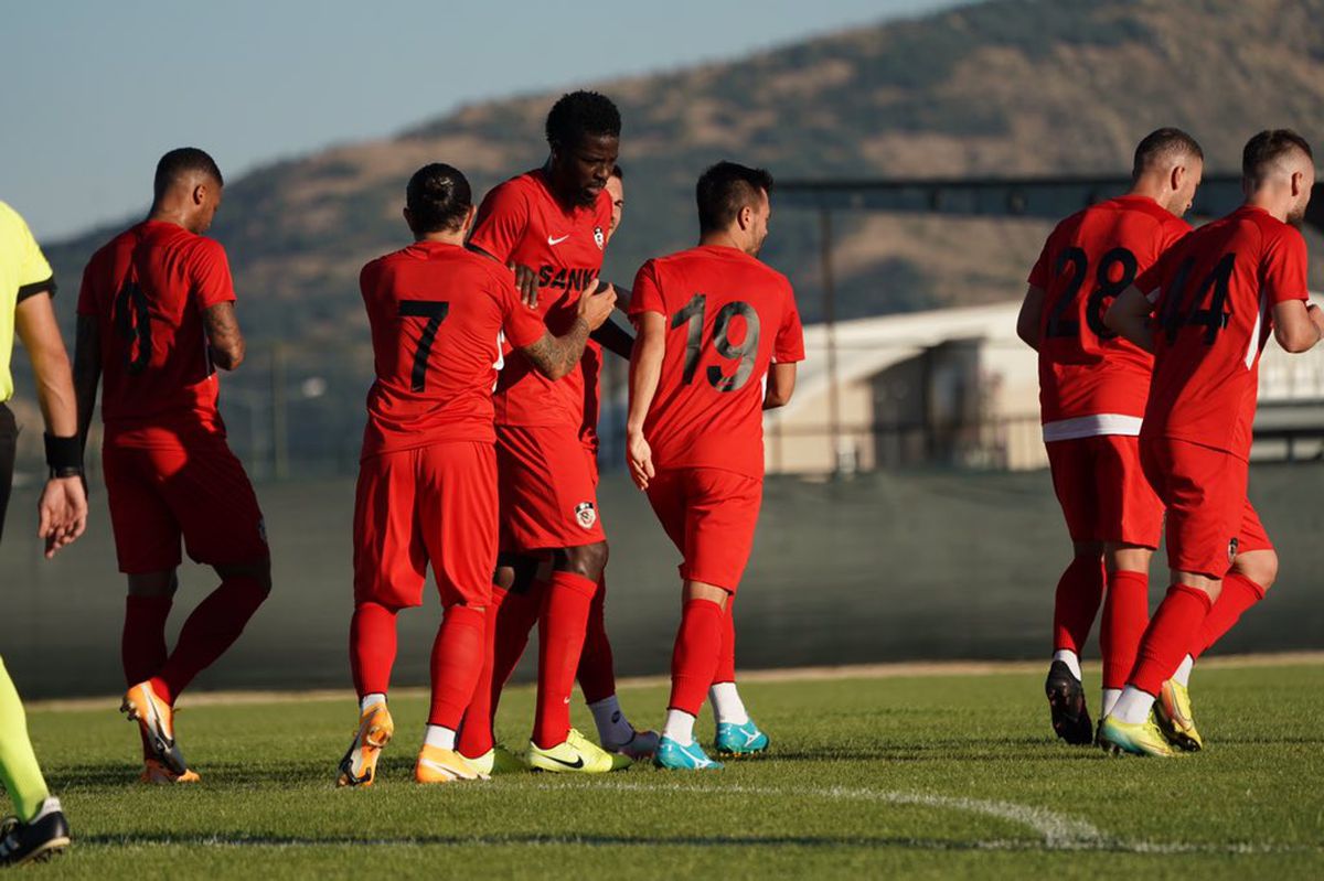 VIDEO Marius Șumudică, omul-spectacol! Antrenorul și-a uimit fotbaliștii cu mișcările de dans