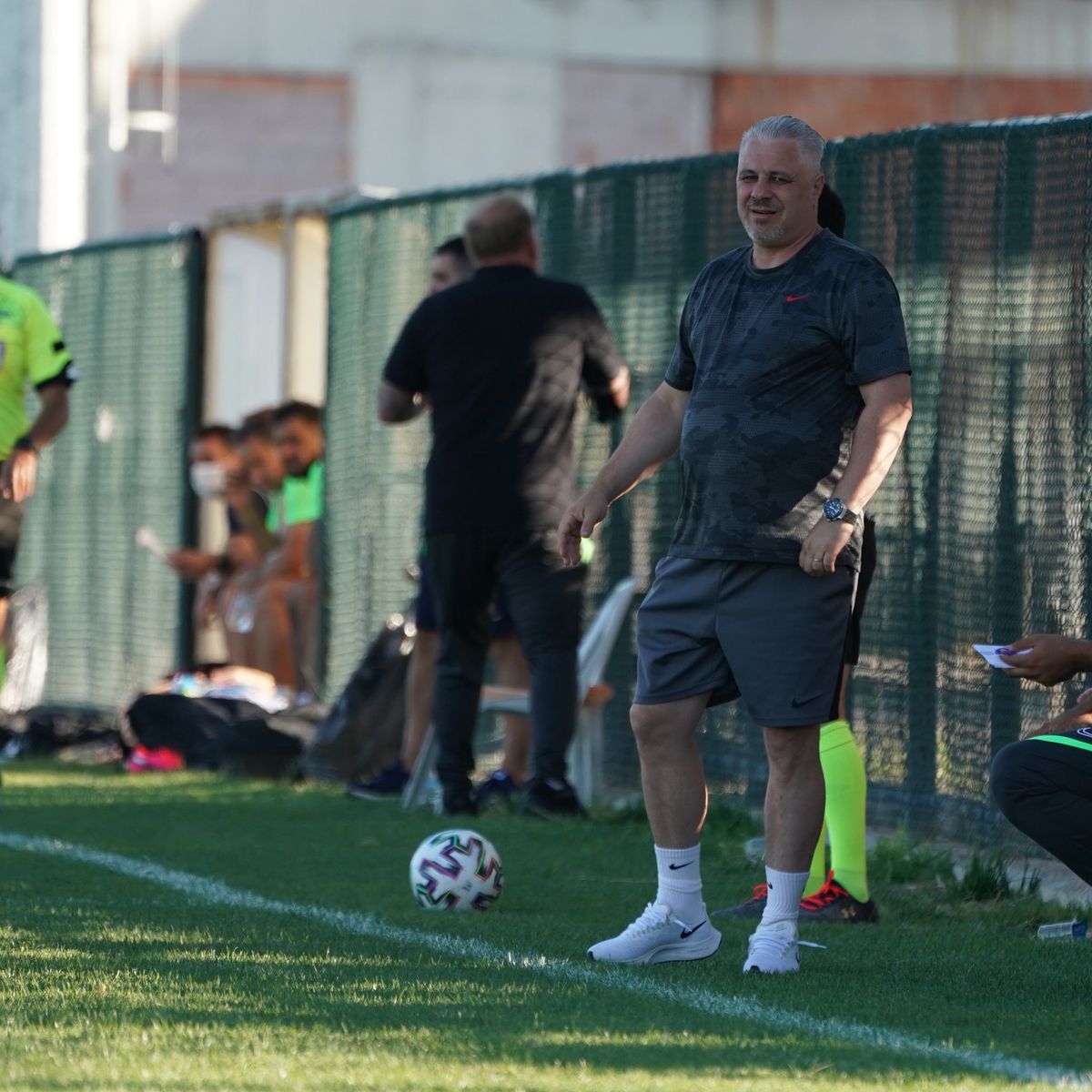 VIDEO Marius Șumudică, omul-spectacol! Antrenorul și-a uimit fotbaliștii cu mișcările de dans