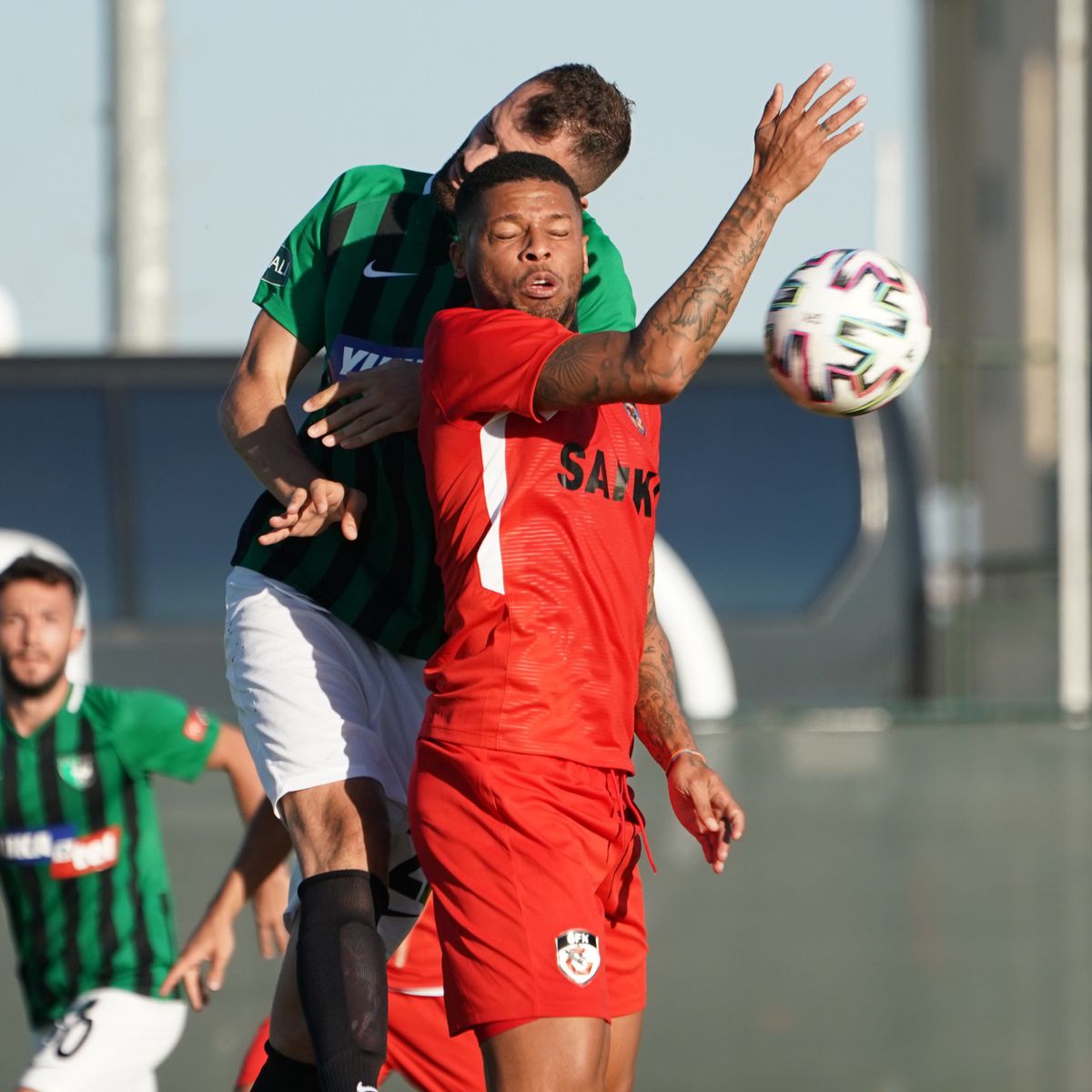 VIDEO Marius Șumudică, omul-spectacol! Antrenorul și-a uimit fotbaliștii cu mișcările de dans