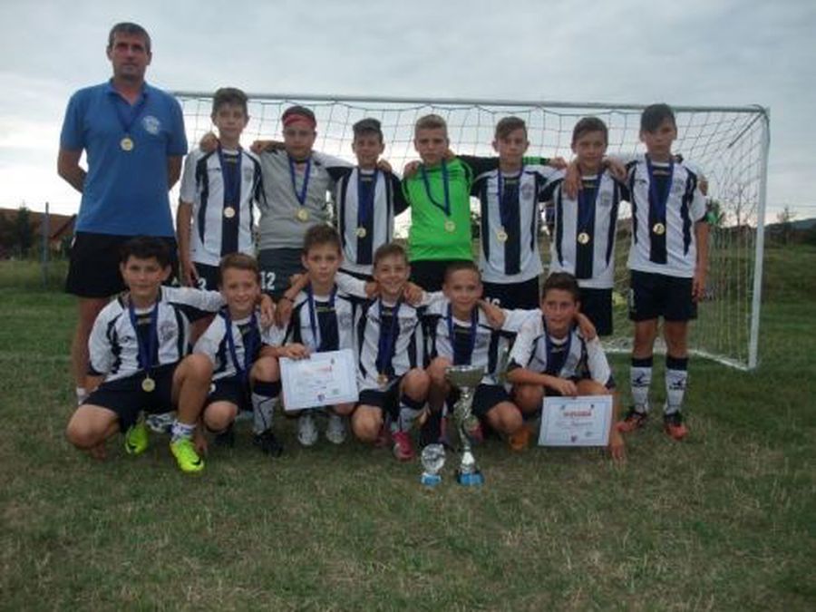 Valer Săsărman și o grupă de copii pe care a pregătit-o / FOTO: Observator BN Valer Săsărman, fotbalist legendar al Gloriei Bistrița, a murit la vârsta de 52 de ani
