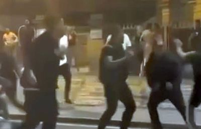 ȘOCANT! Bătaie în centrul orașului » Fotbalistul lui Newcastle și fratele lui atacați: „Vă omorâm!”. Atenție, imagini dure!