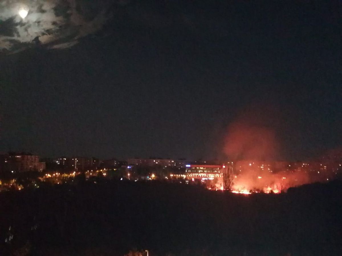 Incendiu puternic în parcul IOR din București » Fumul a ajuns în mai multe zone ale Capitalei