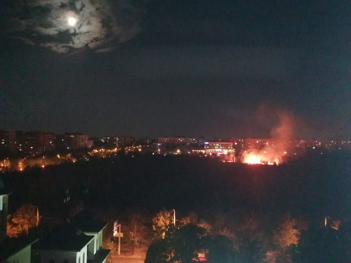 Incendiu puternic în parcul IOR din București » Fumul a ajuns în mai multe zone ale Capitalei