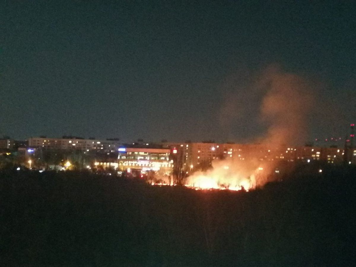 Incendiu puternic în parcul IOR din București » Fumul a ajuns în mai multe zone ale Capitalei