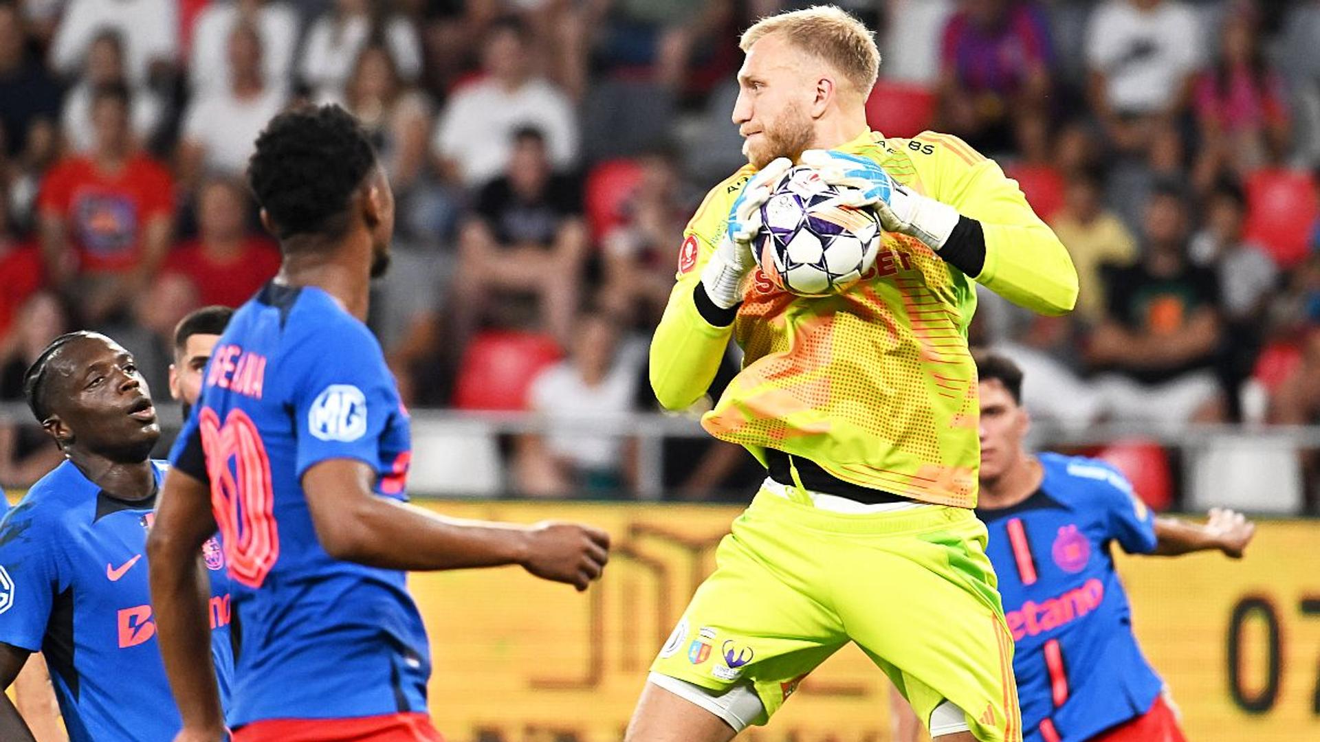 Edvinas Gertmonas în echipamentul de portar al U Cluj, pregătindu-se pentru meci, simbolizând transferul portarilor din club. | sursa foto: Gazeta Sporturilor