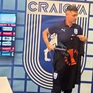 Mirel Rădoi și cadoul inedit primit în conferință /  FOTO: Cristi Preda, Remus Dinu (Gazeta Sporturilor)