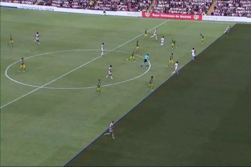 Pacha Espino (stânga, în alb) este în ofsaid pe flancul stâng la faza golului anulat / Foto: captură