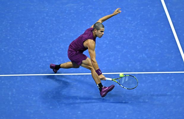 Carlos Alcaraz s-a calificat în optimile de finală la US Open, dar a chemat fizioterapeutul pe teren