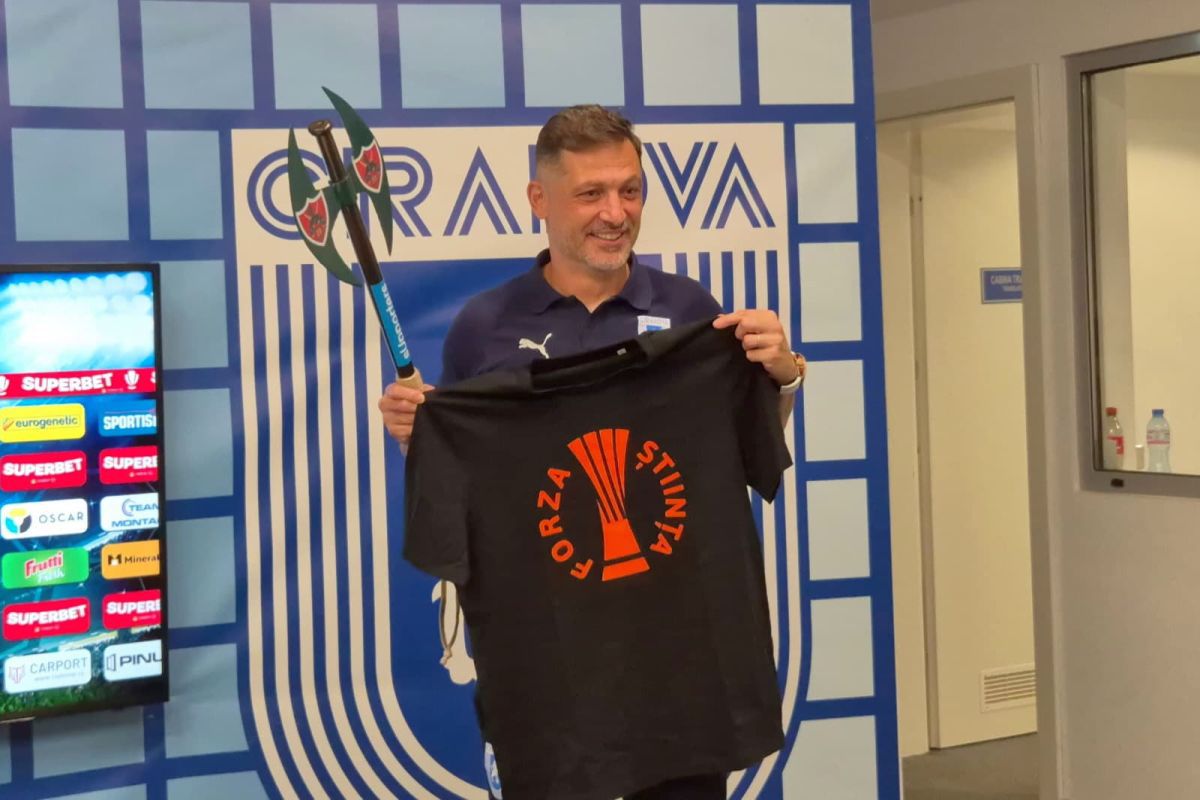 Scene cum rar se văd la Craiova! Cadoul primit de Mirel Rădoi a făcut deliciul serii în Bănie + Detaliul din spatele scenografiei anti-UEFA