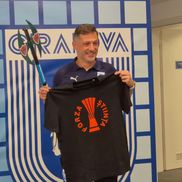 Mirel Rădoi și cadoul inedit primit în conferință /  FOTO: Cristi Preda, Remus Dinu (Gazeta Sporturilor)