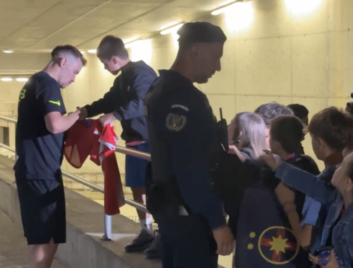 Sute de fanii i-au așteptat pe jucătorii de la FCSB