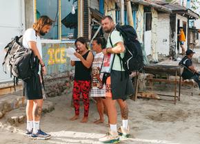 „Ne-am lovit de o altă realitate!” » Imagini nepublicate cu Dan Alexa și Gabi Tamaș în Asia Express: „Nu cred că voi mai trăi așa ceva”