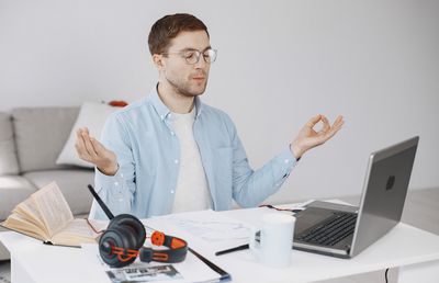 Cum să îți îmbunătățești echilibrul și flexibilitatea pentru a preveni accidentările