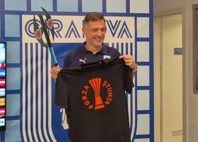 Scene cum rar se văd la Craiova! Cadoul primit de Mirel Rădoi a făcut deliciul serii în Bănie + Detaliul din spatele scenografiei anti-UEFA