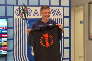 Scene cum rar se văd la Craiova! Cadoul primit de Mirel Rădoi a făcut deliciul serii în Bănie + Detaliul din spatele scenografiei anti-UEFA