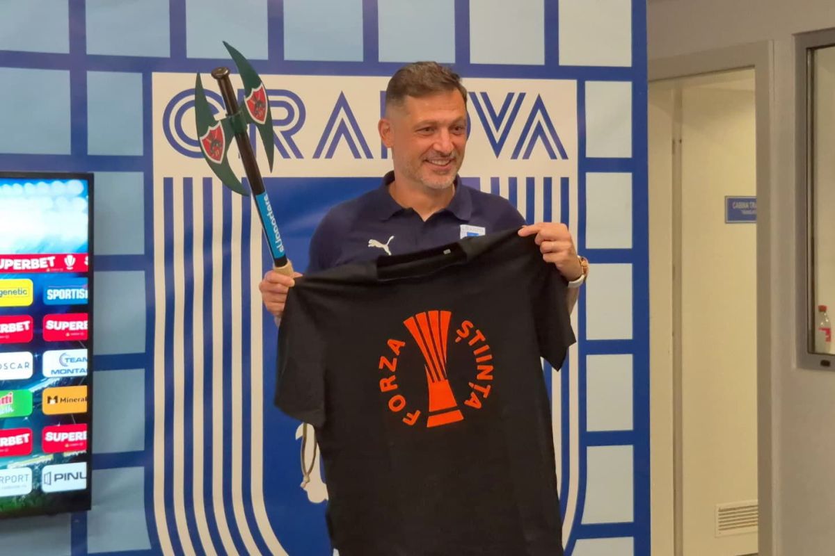 Scene cum rar se văd la Craiova! Cadoul primit de Mirel Rădoi a făcut deliciul serii în Bănie + Detaliul din spatele scenografiei anti-UEFA