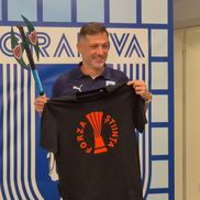 Mirel Rădoi și cadoul inedit primit în conferință /  FOTO: Cristi Preda, Remus Dinu (Gazeta Sporturilor)