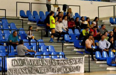 O handbalistă de 13 ani îl acuză pe medicul de la CSM Ploiești: „Ne dădea jos pantalonii, ne băga mâna în chiloți și ne apăsa acolo!”