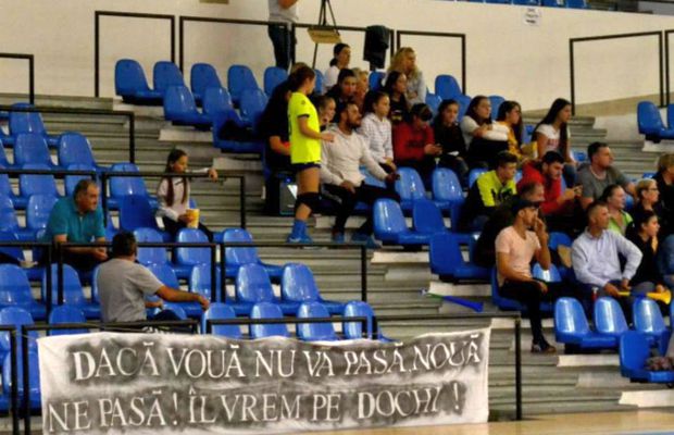 O handbalistă de 13 ani îl acuză pe medicul de la CSM Ploiești: „Ne dădea jos pantalonii, ne băga mâna în chiloți și ne apăsa acolo!”