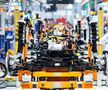 Un muncitor la o fabrică de mașini electrice VW, foto: Guliver/gettyimages