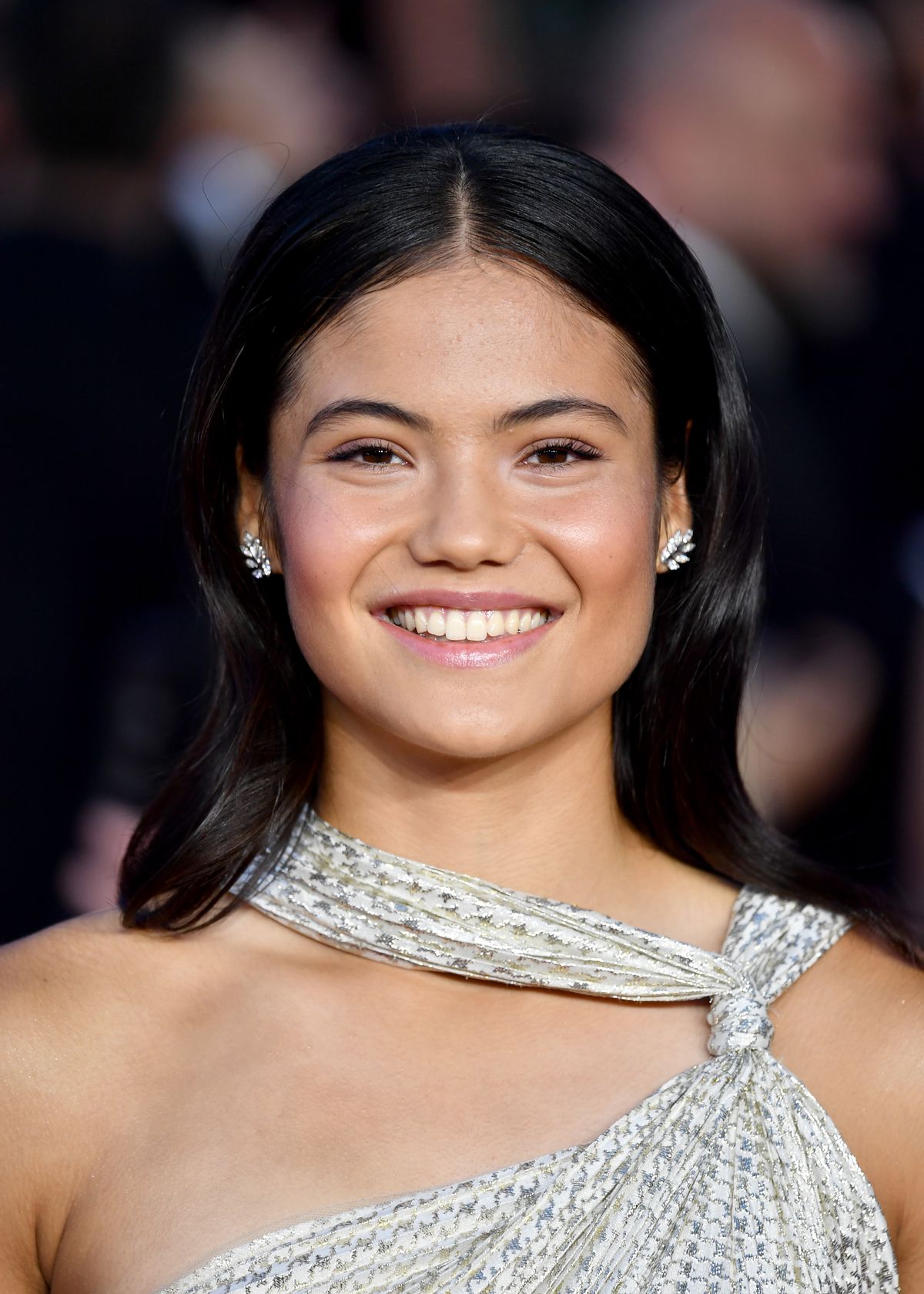 Emma Răducanu, pe covorul roșu! Apariție spectaculoasă în fața Familiei Regale la premiera noului film James Bond