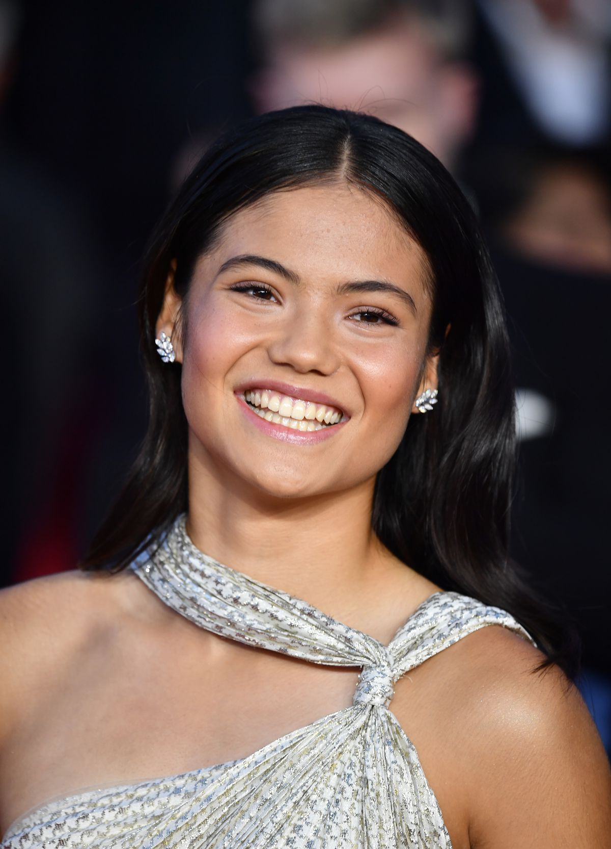 Emma Răducanu, pe covorul roșu! Apariție spectaculoasă în fața Familiei Regale la premiera noului film James Bond