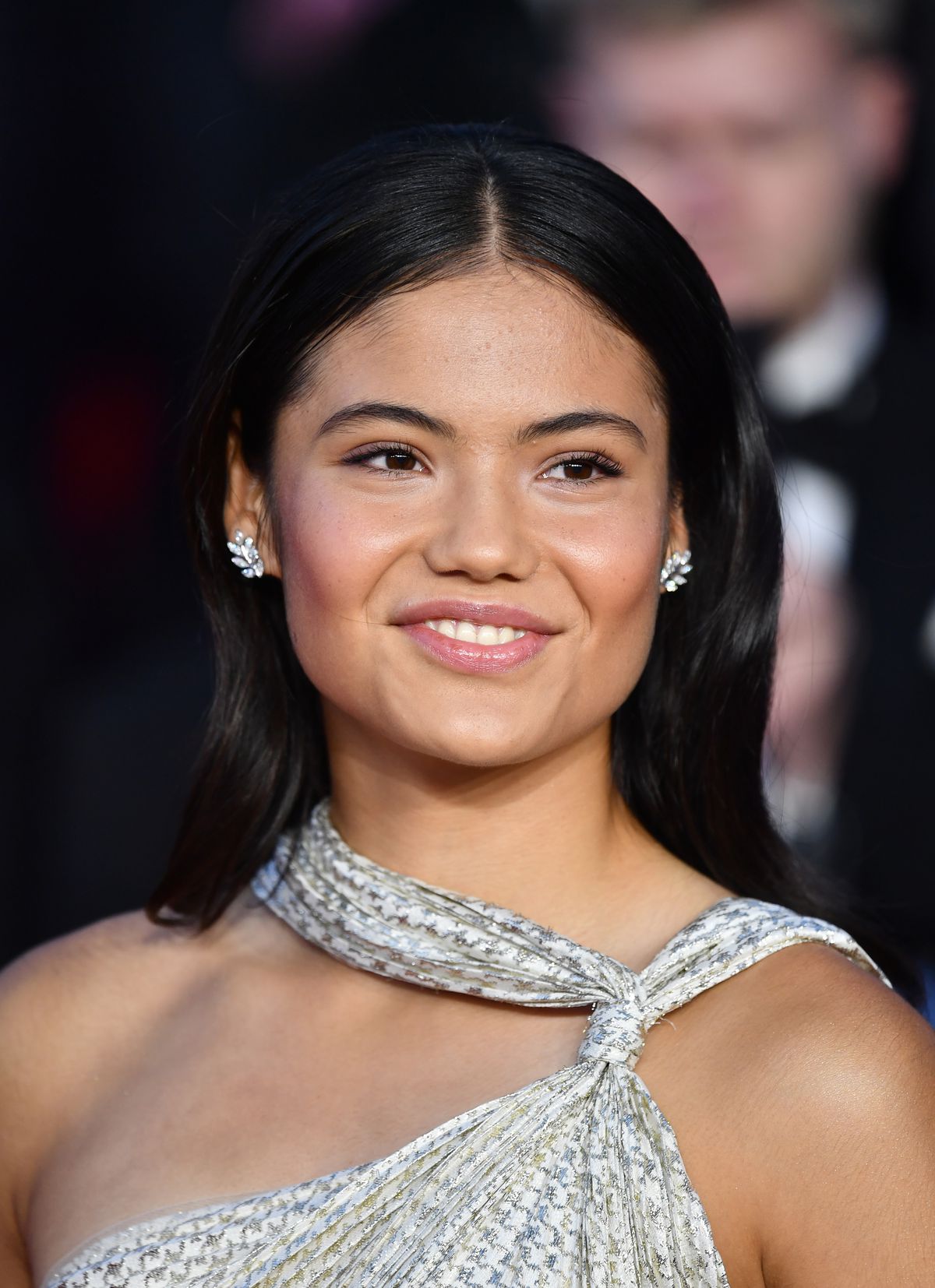 Emma Răducanu, pe covorul roșu! Apariție spectaculoasă în fața Familiei Regale la premiera noului film James Bond