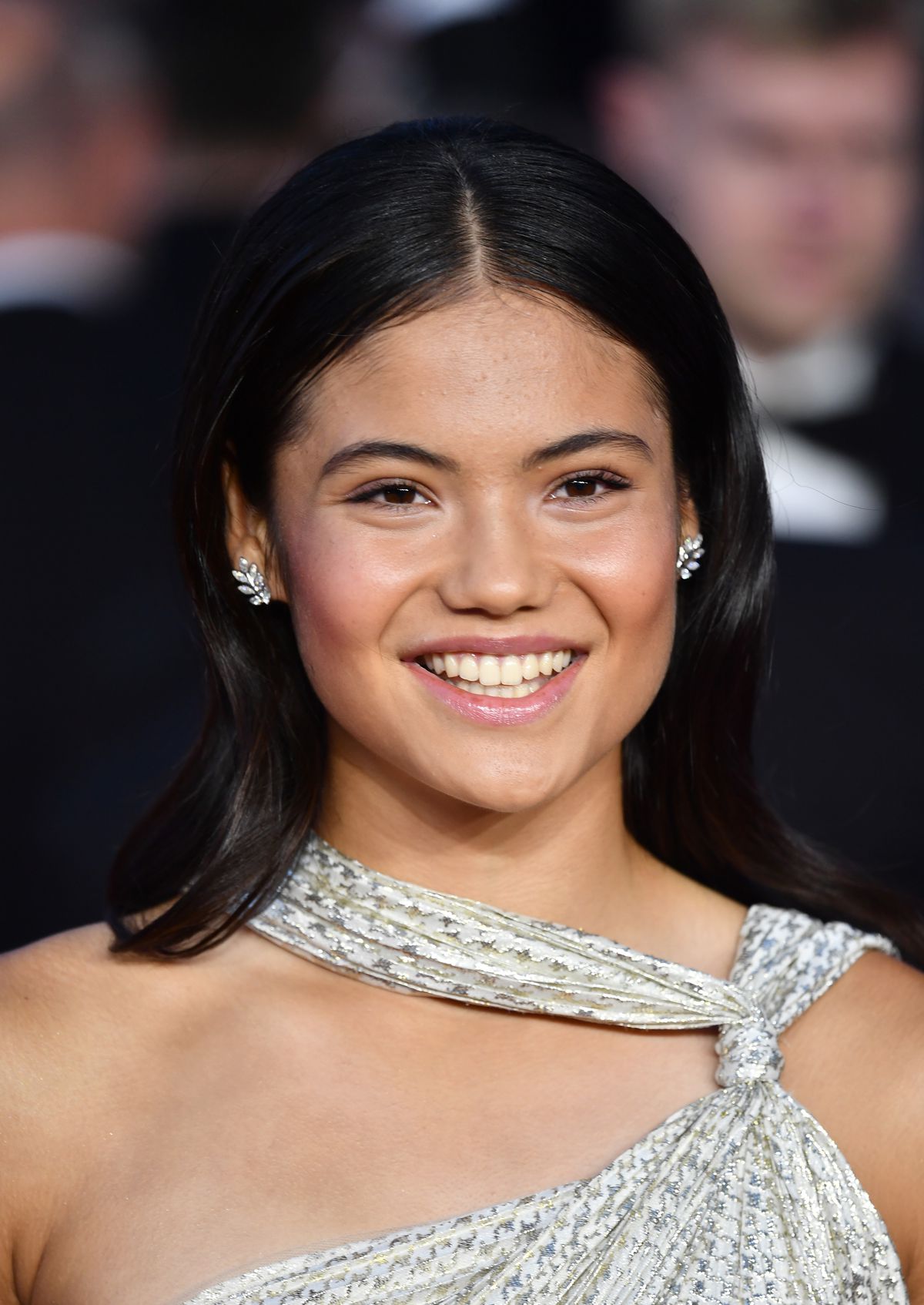 Emma Răducanu, pe covorul roșu! Apariție spectaculoasă în fața Familiei Regale la premiera noului film James Bond