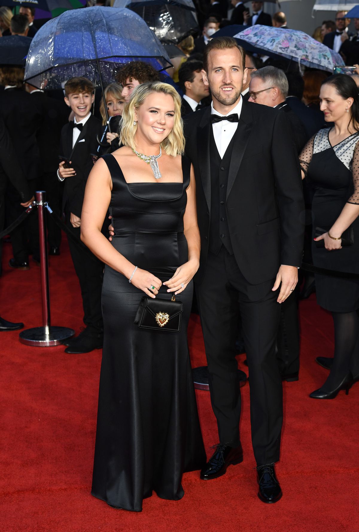 Emma Răducanu, pe covorul roșu! Apariție spectaculoasă în fața Familiei Regale la premiera noului film James Bond