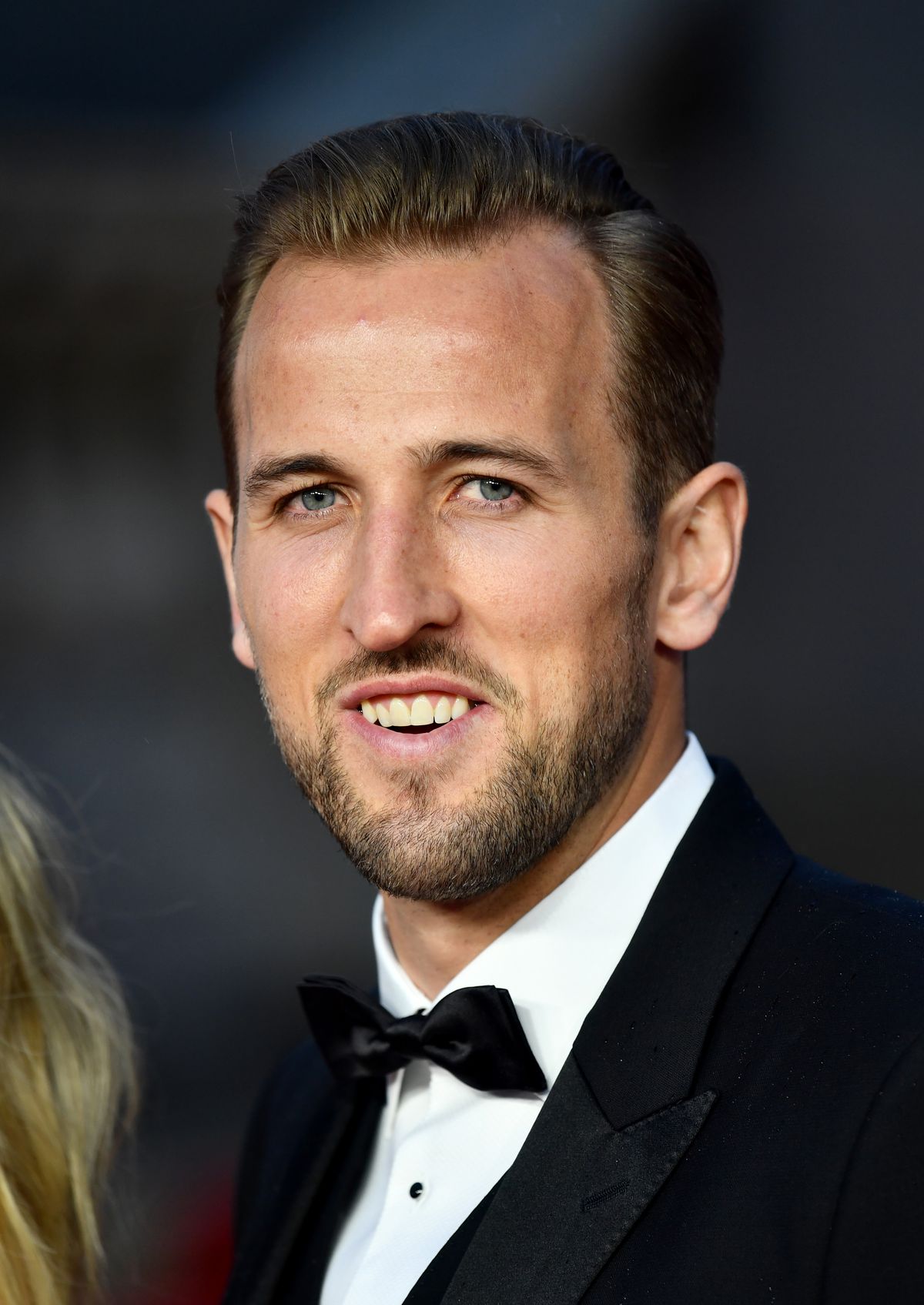 Emma Răducanu, pe covorul roșu! Apariție spectaculoasă în fața Familiei Regale la premiera noului film James Bond