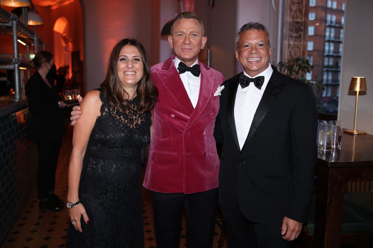 Emma Răducanu, pe covorul roșu! Apariție spectaculoasă în fața Familiei Regale la premiera noului film James Bond