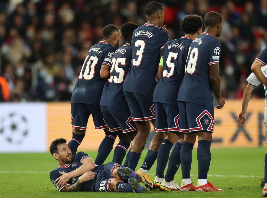 Leo Messi, în finalul meciului PSG - Man. City / Sursă foto: Imago Messi, primul colos care s-a întins în spatele zidului » Rio Ferdinand: „Nu mă puteam uita. E lipsă de respect, nu trebuia să se întâmple!”