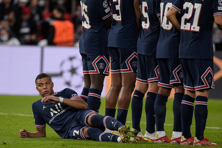 Kylian Mbappe în spatele zidului, în PSG - Manchester City // FOTO: Imago Messi, primul colos care s-a întins în spatele zidului » Rio Ferdinand: „Nu mă puteam uita. E lipsă de respect, nu trebuia să se întâmple!”