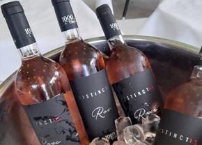 Sfaturi corporate: Vrei un cadou imbatabil pentru clienţi? Alege un vin rozé! Vrei un cadou imbatabil pentru angajaţi? Alege un team building la cramă!