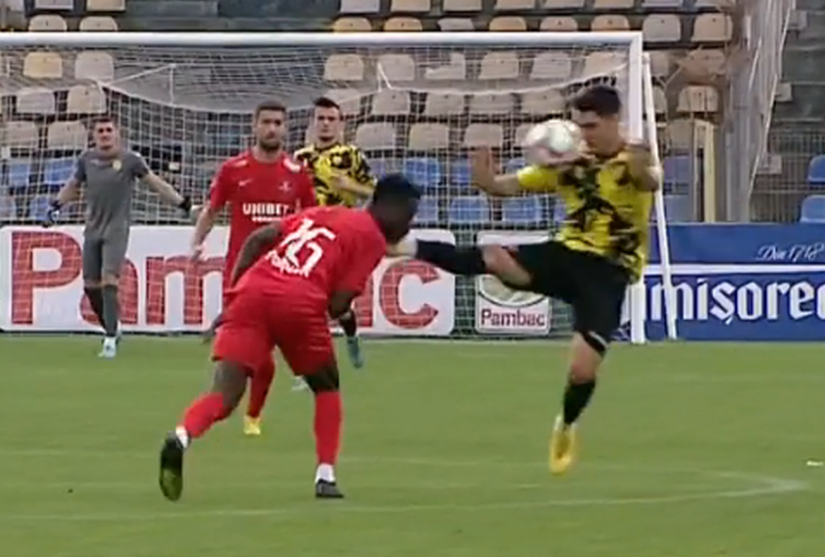 Moment șocant în Cupa României! Ambulanța a intrat pe teren după un fault criminal
