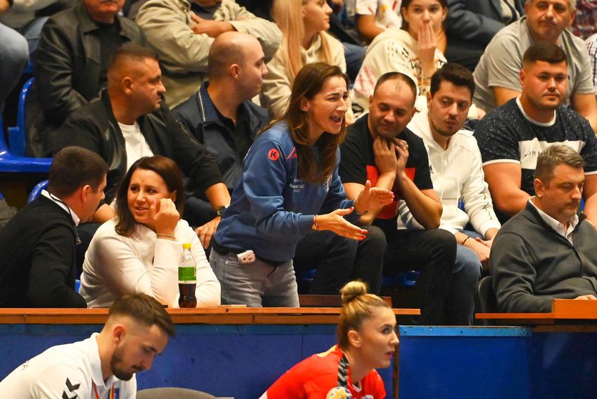 Cristina Vărzaru, în centrul imaginii, la meciul Vâlcea - CSM București / FOTO: Imago