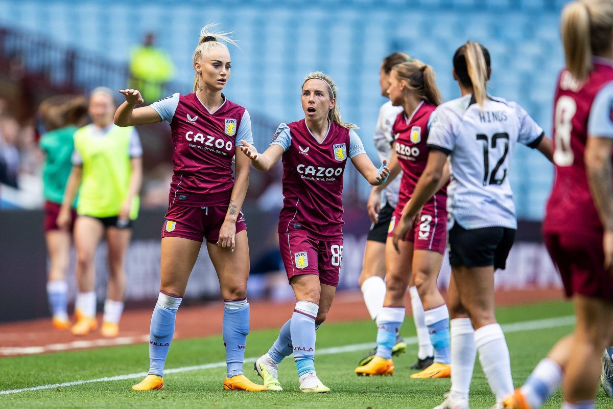 Aston Villa - echipa feminină „Villans”