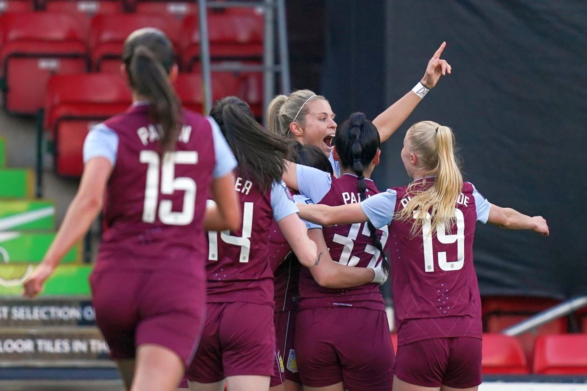 Cea mai sexy fotbalistă, obligată să joace în tricourile-problemă din Premier League: „Nu s-au gândit la femei! Se pot lipi de sâni și se va vedea la TV”