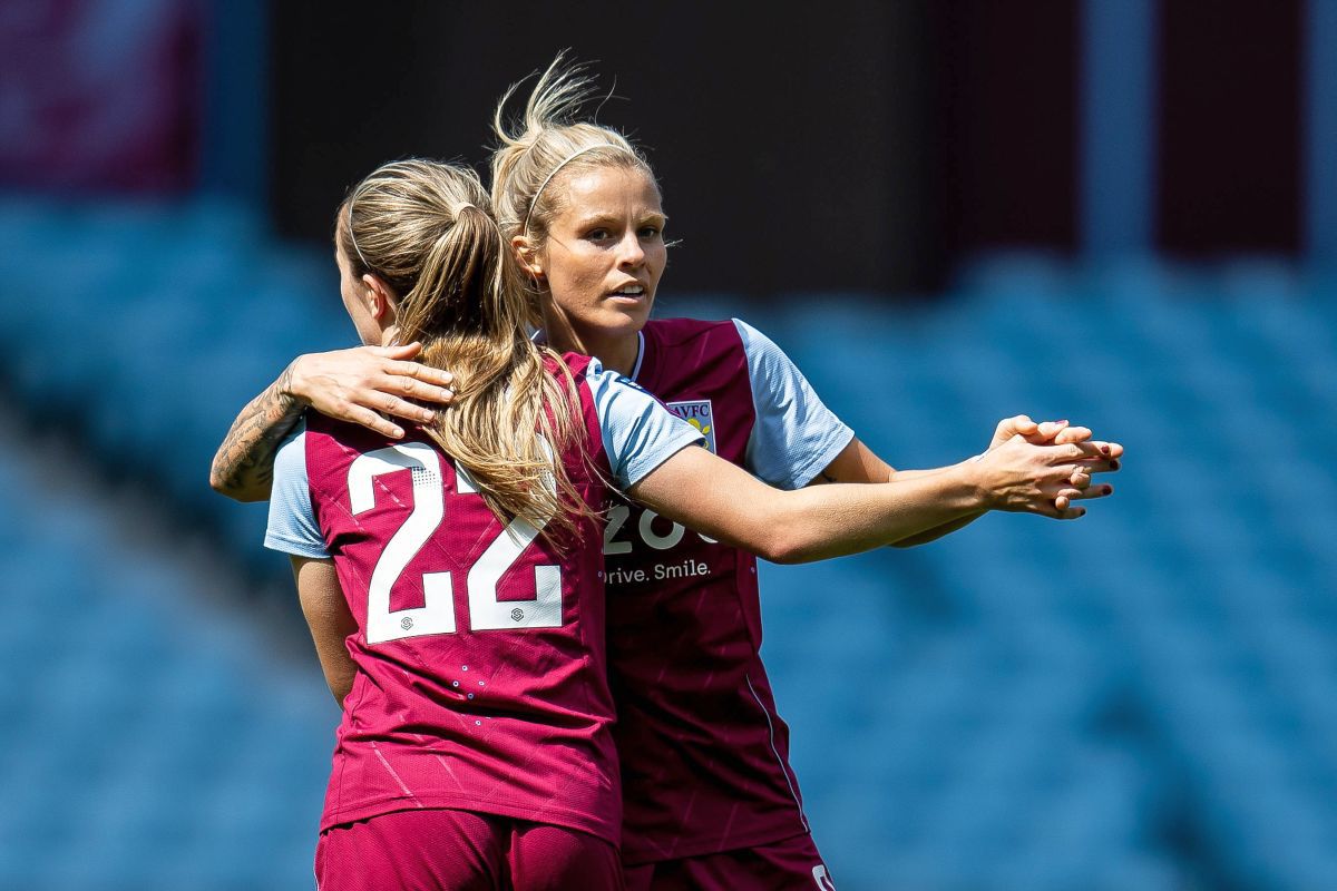 Cea mai sexy fotbalistă, obligată să joace în tricourile-problemă din Premier League: „Nu s-au gândit la femei! Se pot lipi de sâni și se va vedea la TV”