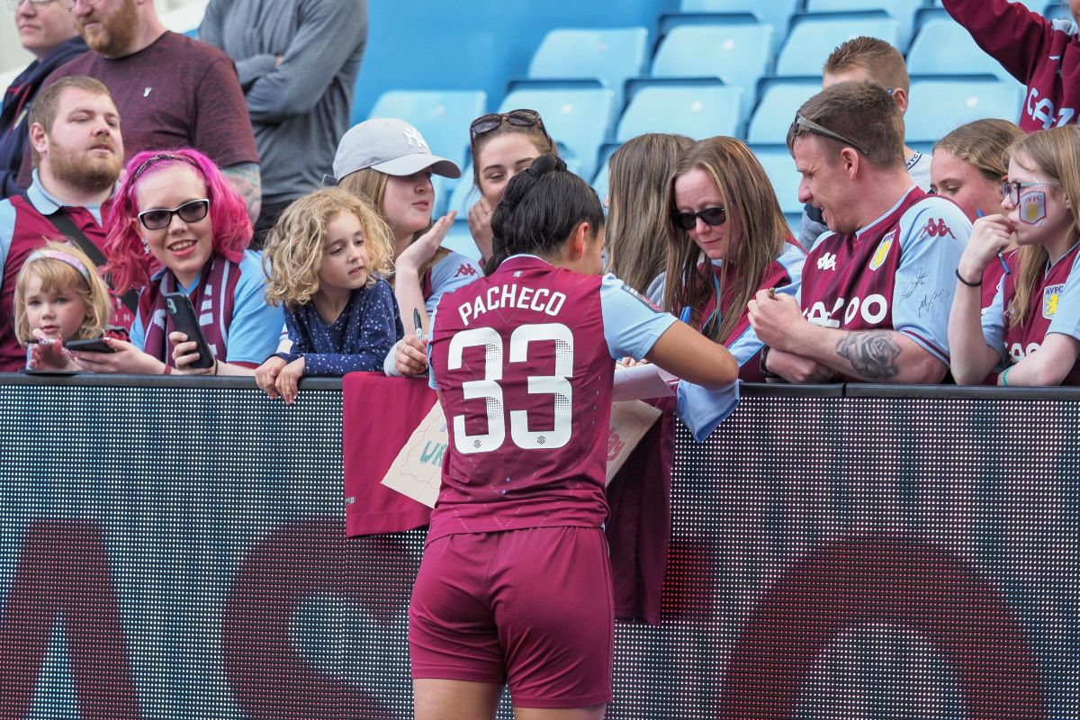 Cea mai sexy fotbalistă, obligată să joace în tricourile-problemă din Premier League: „Nu s-au gândit la femei! Se pot lipi de sâni și se va vedea la TV”