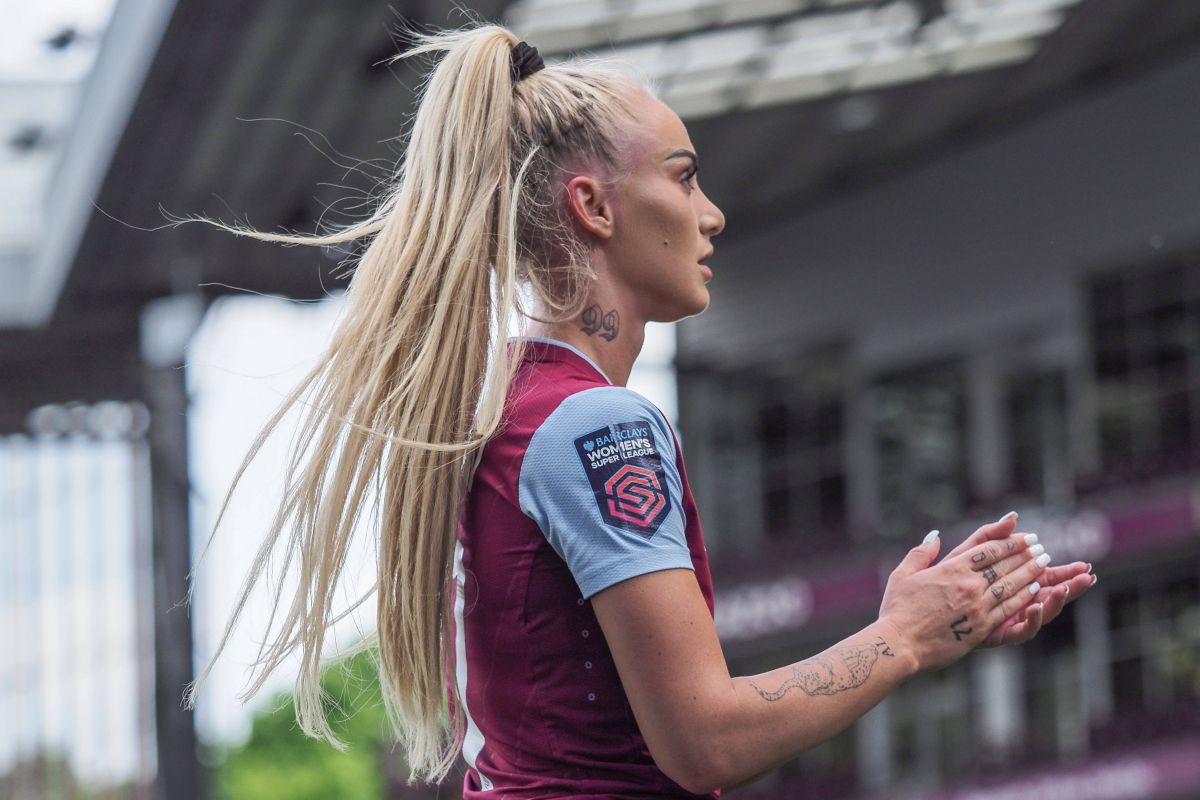 Cea mai sexy fotbalistă, obligată să joace în tricourile-problemă din Premier League: „Nu s-au gândit la femei! Se pot lipi de sâni și se va vedea la TV”