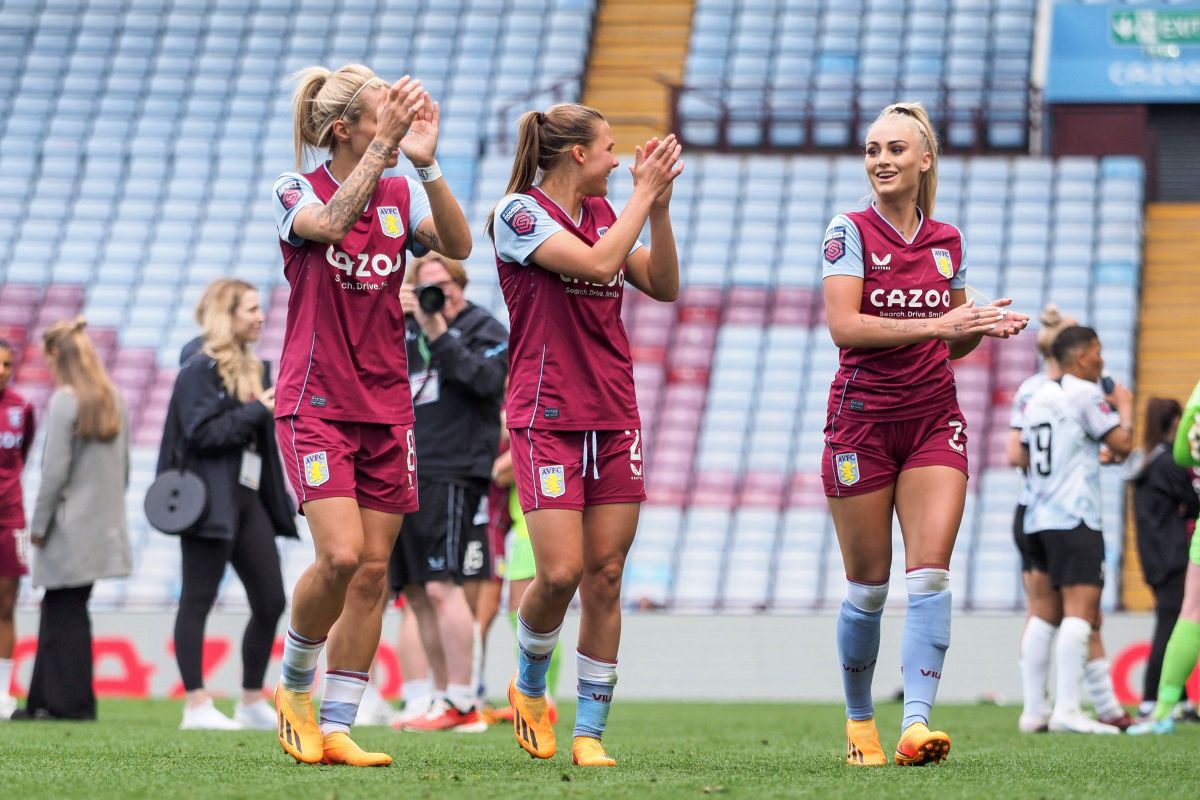Aston Villa - echipa feminină „Villans”