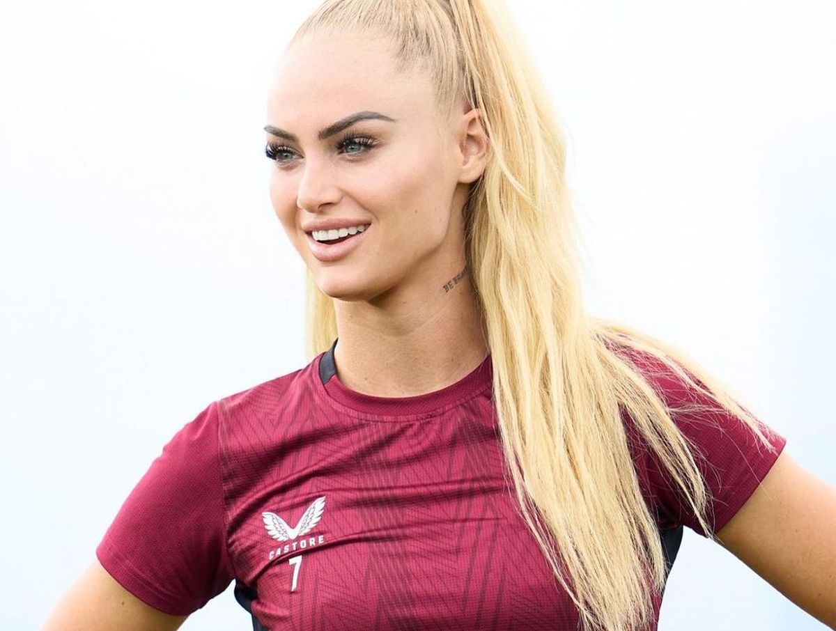 Cea mai sexy fotbalistă, obligată să joace în tricourile-problemă din Premier League: „Nu s-au gândit la femei! Se pot lipi de sâni și se va vedea la TV”