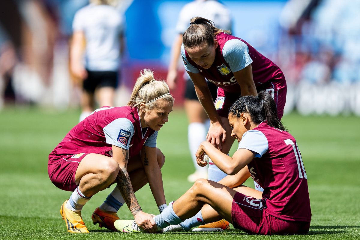 Aston Villa - echipa feminină „Villans”