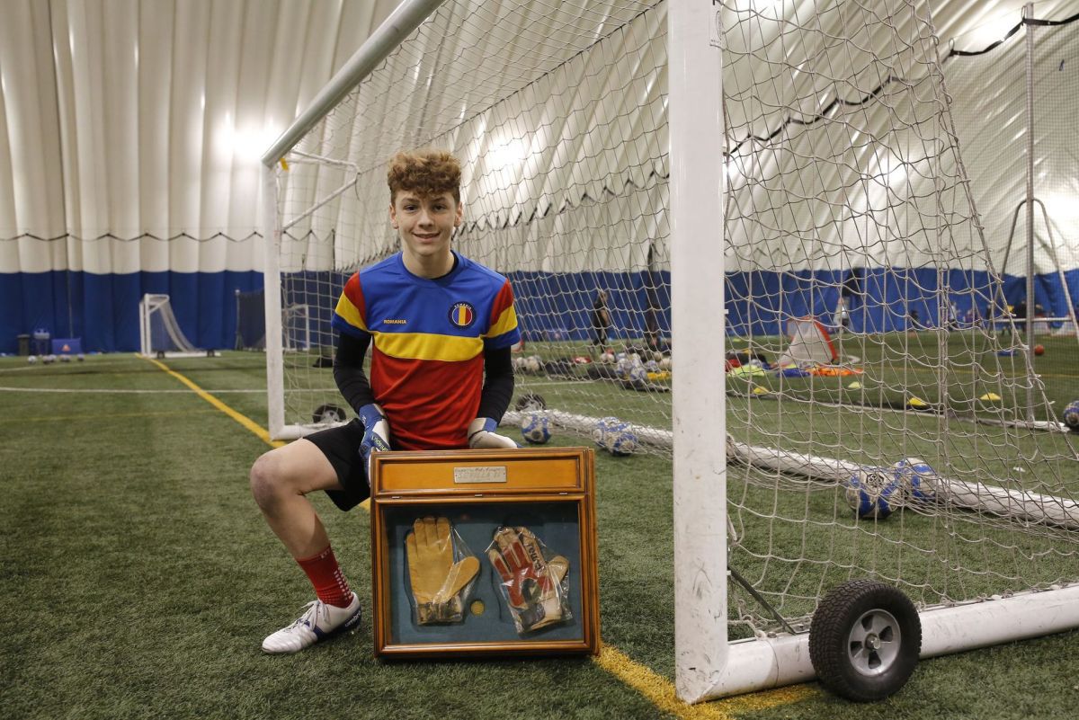 Fiul celui care a cumpărat mănușile purtate de Duckadam la Sevilla s-a făcut portar » Poate debuta la seniori la numai 16 ani și 8 luni!