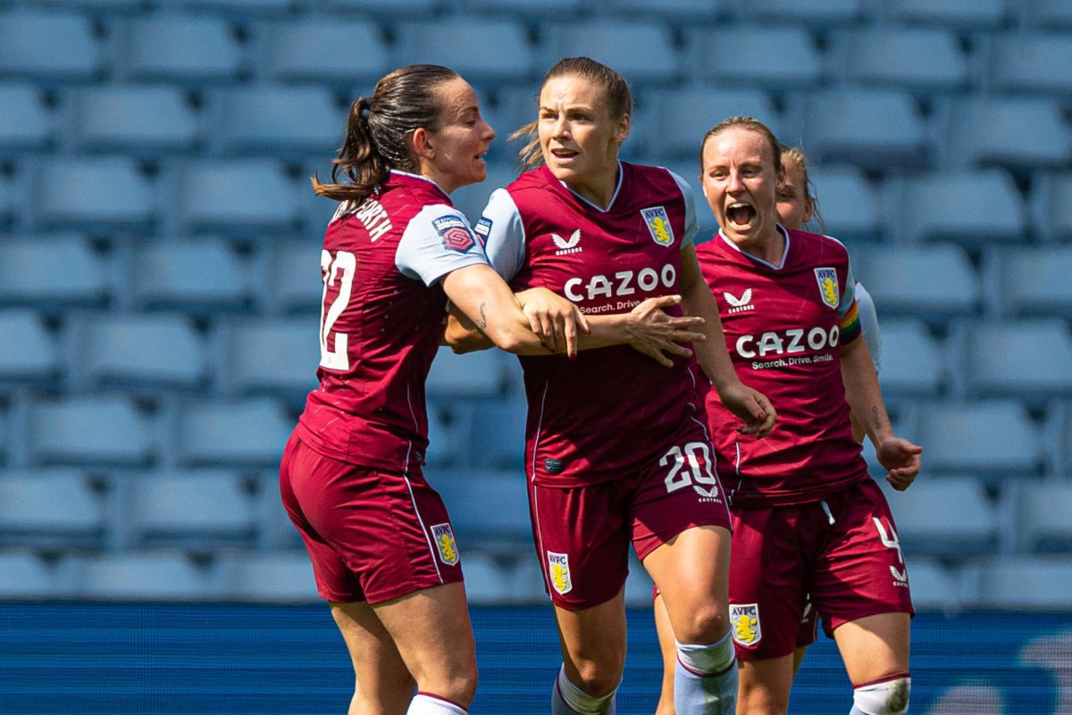 Aston Villa - echipa feminină „Villans”